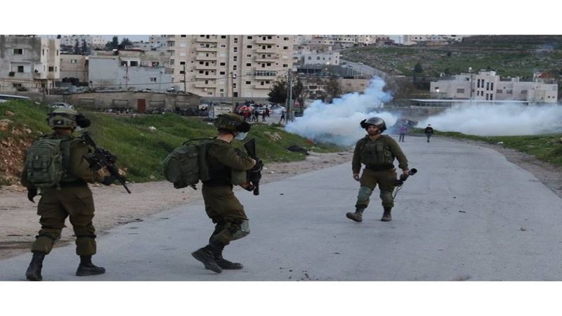 فلسطين: الاحتلال يطلق الرصاص الحي وقنابل الغاز بكثافة في بلدة بيت أمر شمالي الخليل